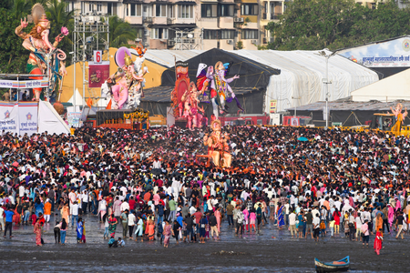 मुंबई में गणेश विसर्जन के दौरान चोर सक्रिय, भीड़ का फायदा उठाकर मोबाइल चोरी, 192 शिकायतें दर्ज, 18 गिरफ्तार