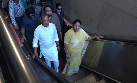 दिल्ली: सीएम रेखा गुप्ता ने की ‘मेट्रो मंडे’ की शुरुआत, मेट्रो से पहुंचीं कार्यालय