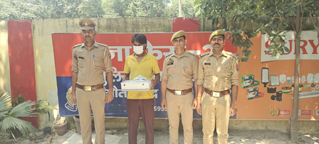 नोएडा में 10 हजार का इनामी वांछित आरोपी गिरफ्तार, मैकबुक-आईपैड और अवैध तमंचा बरामद