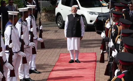प्रधानमंत्री मोदी को सेशेल्स स्टेट हाउस में दिया गया गार्ड ऑफ ऑनर