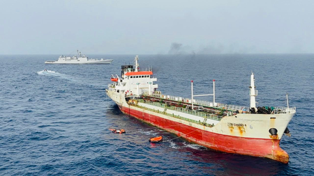 ओमान की खाड़ी के पास इंडियन नेवी ने बढ़ाई अपने वॉरशिप की तादाद, भारतीय फ्लैग्ड शिप्स को कर रही है एस्कॉर्ट