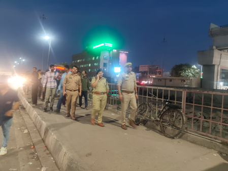 कांवड़ यात्रा से पहले नोएडा पुलिस अलर्ट, अधिकारियों ने फुट पेट्रोलिंग कर सुरक्षा व्यवस्था का किया निरीक्षण