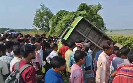 पश्चिम बंगाल: अरामबाग में बस खाई में गिरी, 2 महिलाओं की मौत, 30 घायल