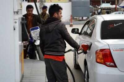 पाकिस्तान में पेट्रोल-डीजल महंगा, व्यापारियों ने सरकार को दी देशव्यापी प्रदर्शन की चेतावनी