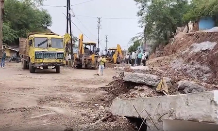 मध्य प्रदेश: ग्वालियर में रिटेनिंग वॉल गिरने से तीन दबे, महिला की दर्दनाक मौत