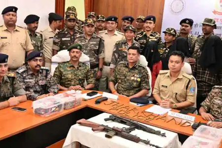 झारखंडः दलमा में बड़ी नक्सली साजिश नाकाम, इनामी नक्सलियों की गिरफ्तारी के बाद हथियारों का जखीरा बरामद