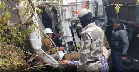 झारखंड: गोड्डा में 40 फीट नीचे गिरा ट्रक, कोयले के रैक से टकराया, चालक समेत दो घायल