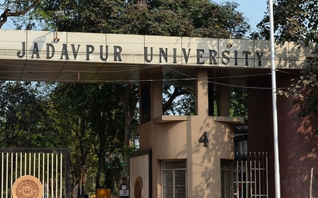 जादवपुर विश्वविद्यालय में एसएफआई-एबीवीपी कार्यकर्ताओं के बीच झड़प, कैंपस में तनाव, कई छात्र अस्पताल में भर्ती