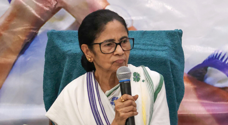 टीएमसी के नाम और चिह्न पर रोक के खिलाफ सुप्रीम कोर्ट पहुंचीं ममता बनर्जी, आयोग के फैसले को दी चुनौती