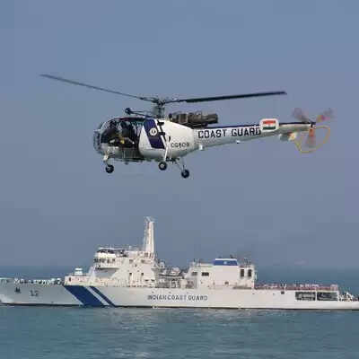 कोलकाता: भारतीय तटरक्षक बल ने 29 मछुआरों समेत बांग्लादेशी ट्रॉलर पकड़ा