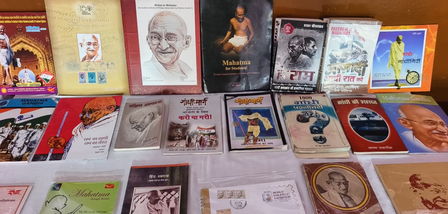 प्रयागराज में वर्षों से महात्मा गांधी की यादों को सहेज रहे अनिल गुप्ता, जयंती पर लगाई अनोखी प्रदर्शनी