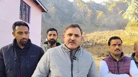 जम्मू-कश्मीर: दच्छन में एसडीएम का दौरा, सड़क-मुआवजे से जुड़ी समस्याओं के जल्द समाधान का दिया आश्वासन