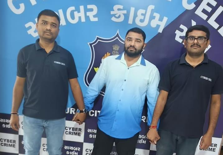 ई-कॉमर्स में मुनाफे का झांसा देकर गुजरात के एक व्यक्ति से 5.88 लाख रुपए की ठगी, यूपी का जिम ट्रेनर गिरफ्तार
