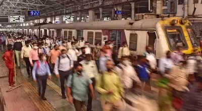 मुंबई लोकल में सीट को लेकर महिलाओं के बीच विवाद, पेपर स्प्रे छिड़कने का आरोप