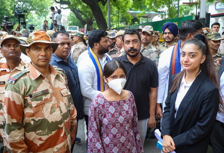 धमकियों से सहमी निशु आजाद ने कहा, 'बाहर निकलने में शर्म आती थी...'
