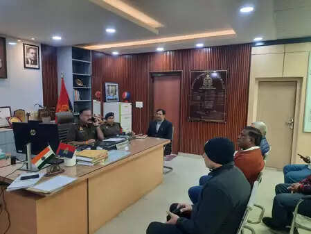 राष्ट्रीय सड़क सुरक्षा माह के तहत गौतमबुद्ध नगर में स्लीपर बस संचालकों संग गोष्ठी आयोजित