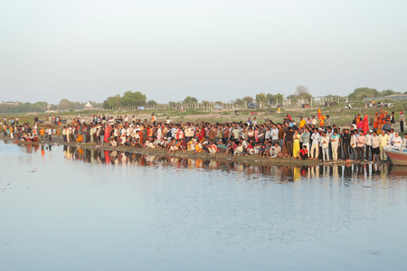 मथुरा में भीषण नाव हादसा: मृतकों की संख्या बढ़कर 10 हुई, तलाशी अभियान तेज (लीड-1)