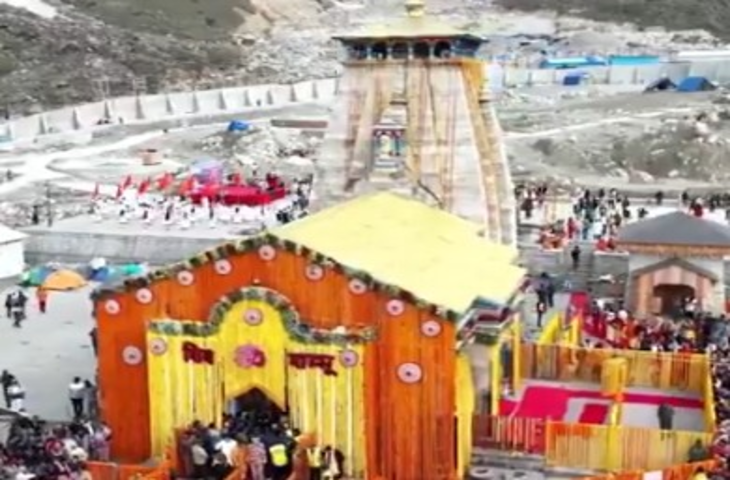 शुभ मुहूर्त में खोले गए केदारनाथ धाम के कपाट, हेलीकॉप्टर से हुई पुष्पवर्षा