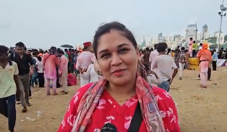 मुंबई: लालबागचा राजा के विसर्जन के लिए गिरगांव चौपाटी पर बड़ी संख्या श्रद्धालुओं की भारी भीड़