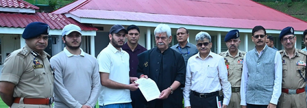उपराज्यपाल मनोज सिन्हा ने शहीद हेड कांस्टेबल आशिक हुसैन के बेटे को सौंपा नियुक्ति पत्र