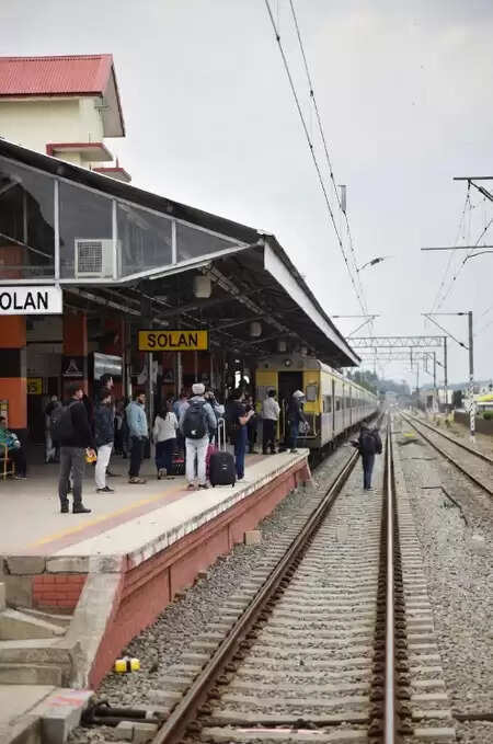 सोलन में पुलिस थाने के पास जोरदार धमाका, इमारतों के शीशे टूटे, दीवारों में पड़ी दरारें