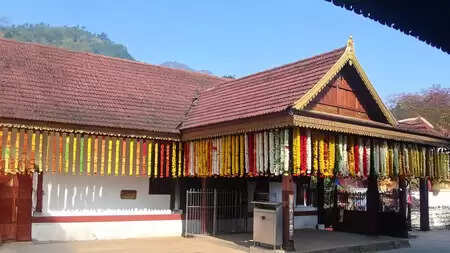 एक ऐसा मंदिर जहां आज भी ब्रह्मचारी रूप में तपस्या कर रहे हैं भगवान शिव