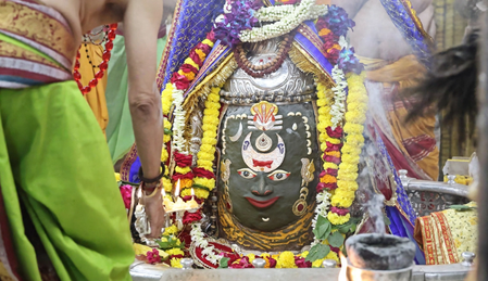 मस्तक पर त्रिपुंड, चंद्र, शेषनाग से सजे बाबा महाकाल, भस्म आरती में बड़ी संख्या में शामिल हुए श्रद्धालु