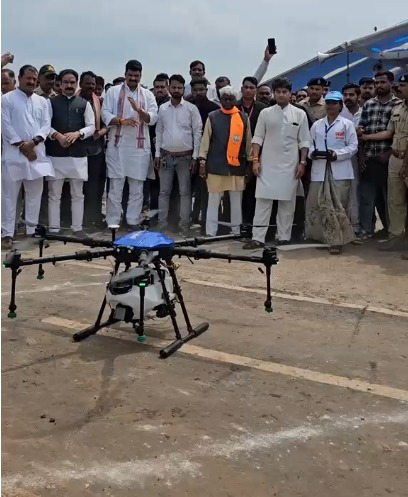गुना में केंद्रीय मंत्री सिंधिया ने 'नमो ड्रोन दीदी' के साथ उड़ाया ड्रोन, महिलाओं की तकनीकी दक्षता की सराहना
