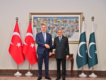 मिडिल ईस्ट तनाव पर बातचीत से पहले डार ने मिस्र और तुर्किए के विदेश मंत्रियों के साथ की बैठक