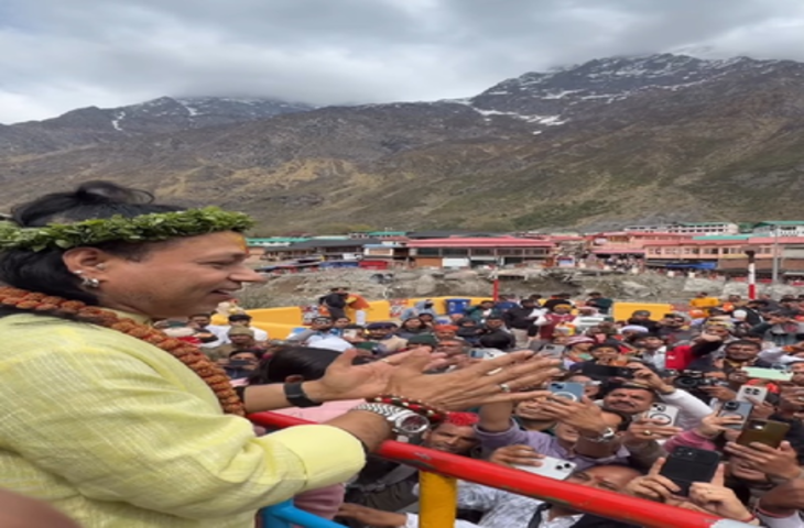 बद्रीनाथ धाम में कैलाश खेर ने छेड़े भक्ति के सुर, झूम उठे श्रद्धालु
