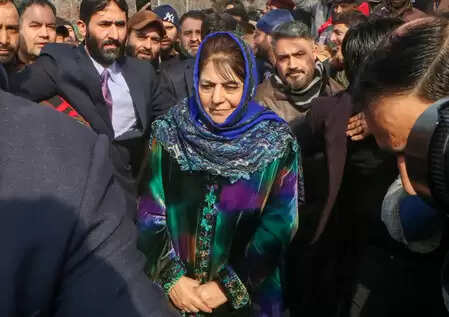 पीडीपी का विरोध : कर्मचारियों की बर्खास्तगी और मस्जिद प्रोफाइलिंग पर महबूबा-इल्तिजा ने केंद्र को घेरा