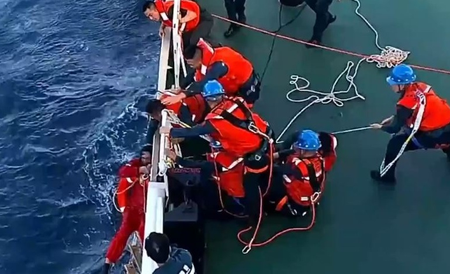 हुआंग्येन द्वीप के पास डूबे विदेशी मालवाहक जहाज के चालक दल की खोज जारी