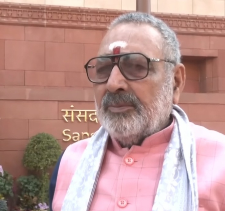 तेजस्वी यादव विपक्ष के नेता पद के लिए योग्य नहीं, उन्हें इस्तीफा देना चाहिए: गिरिराज सिंह