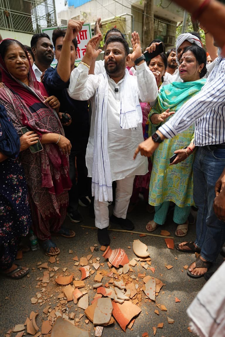 दिल्ली: पानी की किल्लत को लेकर ‘आप’ ने कोंडली में मटका फोड़ प्रदर्शन किया