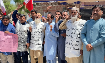 पाकिस्तान: पेट्रोलियम की बढ़ती कीमतों और महंगाई के खिलाफ सिंध में 'कफन' पहन कर प्रदर्शन
