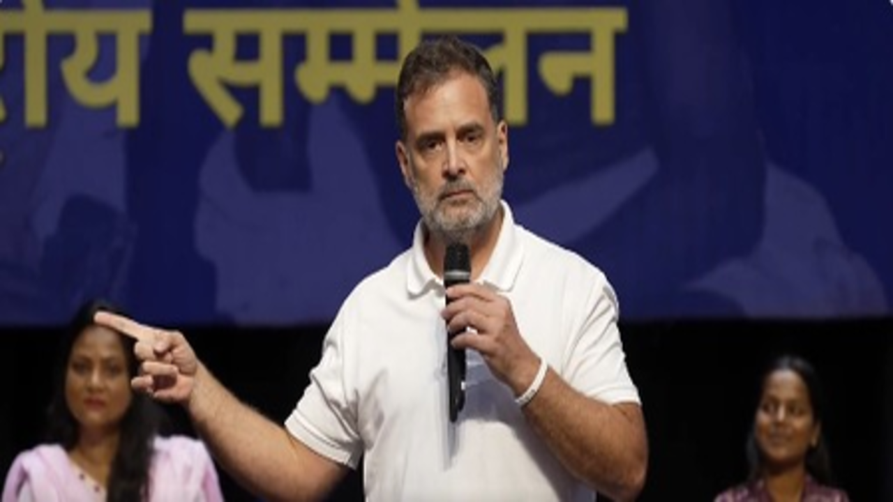 ‘दूसरे नेताओं को गले लगाना विदेश नीति नहीं’, राहुल गांधी का पीएम मोदी पर हमला