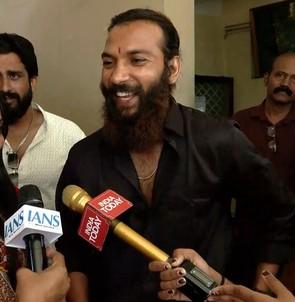 नाबालिग निकली ‘महाकुंभ वायरल गर्ल’ मोनालिसा, पति पर पोक्सो केस दर्ज; माकपा पर भी उठे सवाल