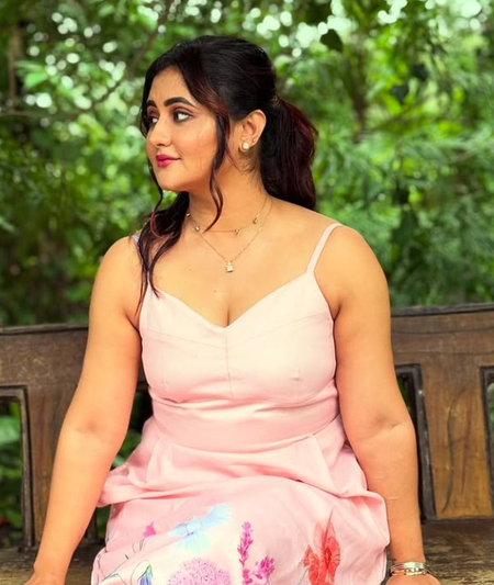 संघर्ष और सपनों पर खुलकर बोलीं रश्मि देसाई, 'मैं सिंगल हूं, लेकिन मजबूत हूं'