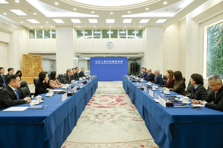 चीनी वाणिज्य मंत्री और चीनी अंतर्राष्ट्रीय व्यापार संवर्धन परिषद के अध्यक्ष ने एप्पल के सीईओ टिम कुक से अलग-अलग मुलाकात की