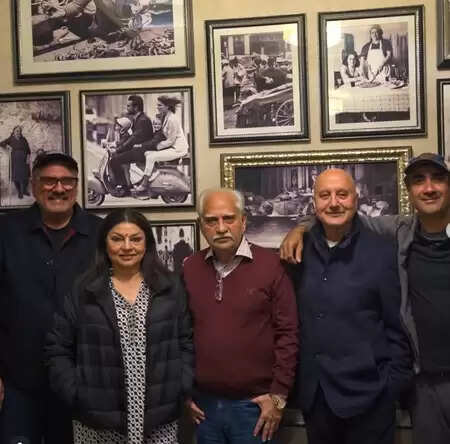 'खोसला का घोसला-2' के सीक्वल से पहले 'शोले' के डायरेक्टर संग जमी महफिल, अनुपम खेर ने शेयर कीं खास तस्वीरें