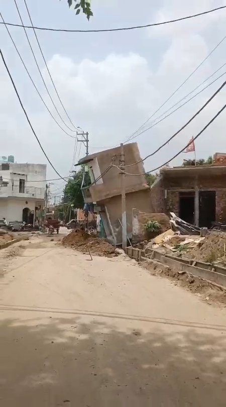 ग्रेटर नोएडा के तिलपता में नाले की खुदाई के दौरान बड़ा हादसा, निर्माणाधीन दो मंजिला मकान और दुकान गिरे