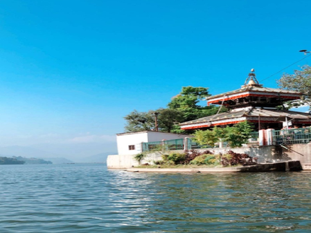 नवरात्रि स्पेशल: झील के बीचों-बीच बना है ताल बराही मंदिर; दर्शन मात्र से शत्रुओं का अंत करती है मां दुर्गा