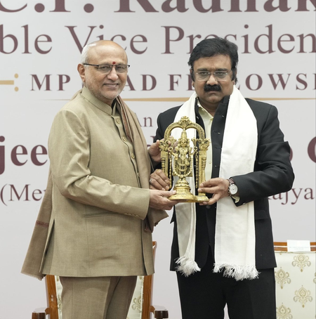 एमपी लीड फेलोशिप के प्रतिभागियों से मिले उपराष्ट्रपति, बोले-बड़े सपने देखें, राष्ट्र निर्माण में दें योगदान