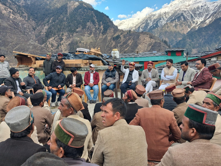 उत्तराखंड : फिताड़ी आग त्रासदी में 8 मकान और 6 अन्न भंडार जलकर खाक, तीन गायों की दर्दनाक मौत