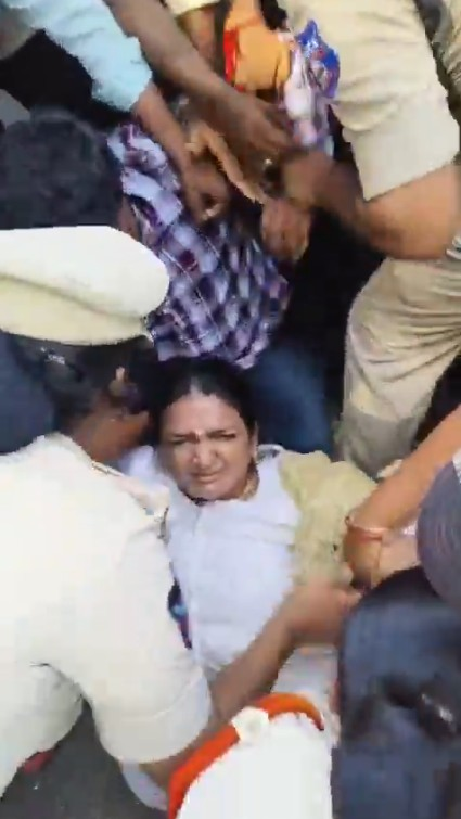 विजयवाड़ा में पदोन्नति और वेतन वृद्धि की मांग को लेकर ग्राम और वार्ड कर्मचारियों का प्रदर्शन, पुलिस से झड़प
