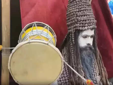 11 हजार रुद्राक्ष की माला और तन पर भस्म, माघ मेले में आकर्षण का केंद्र बने नागा साधु