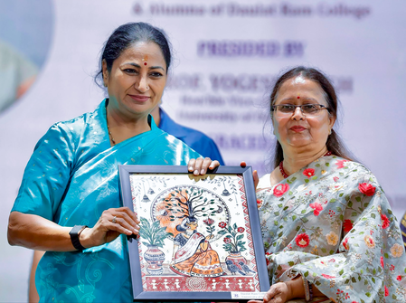दिल्ली: सीएम रेखा गुप्ता ने अपने गृह नगर दौलत राम कॉलेज में नए शैक्षणिक ब्लॉक का उद्घाटन किया
