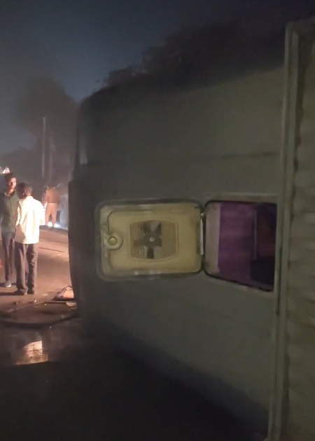 पीलीभीत में तेज रफ्तार डबल डेकर बस पलटने से 24 श्रमिक घायल