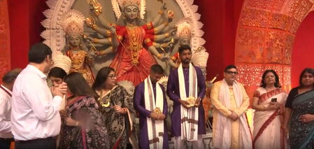 दुर्गा पूजा में पहुंचे केकेआर के खिलाड़ी, पारंपरिक 'धुनुची नृत्य' में लिया हिस्सा
