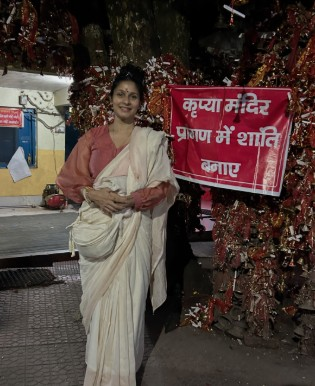 अभिनेत्री तनिषा मुखर्जी पहुंचीं कैंची धाम, बाबा नीम करौली के किए दर्शन
